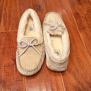 UGG Tan Fleece-Lined Moccasins women’s size 8 in great shape
